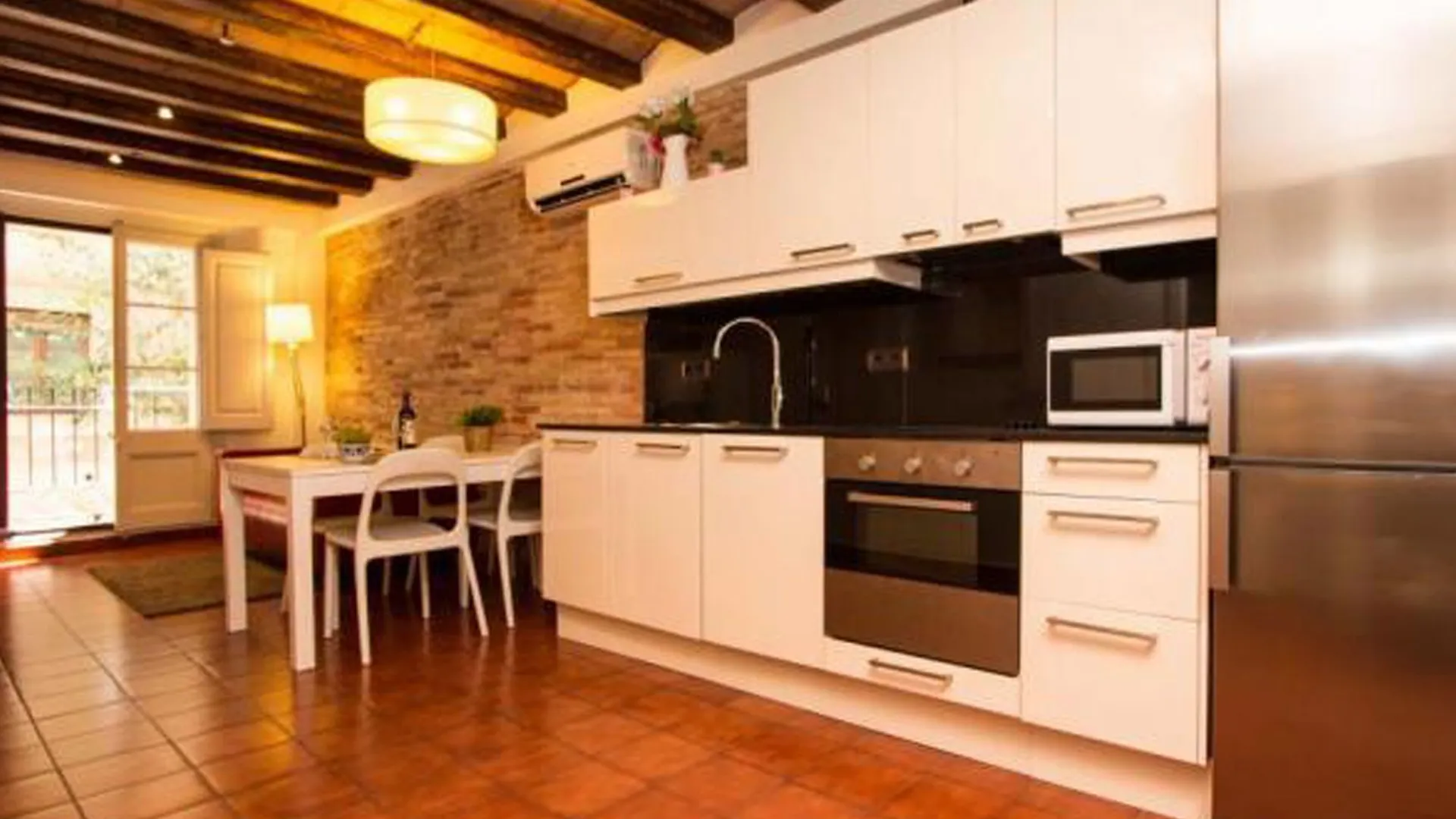 Apartamentos Hypestay contacts